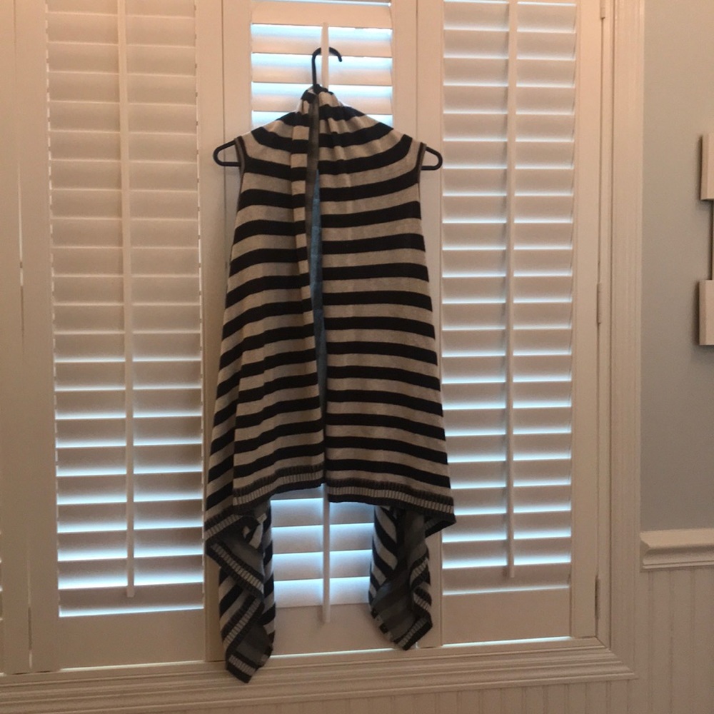 Sleeveless sweater.